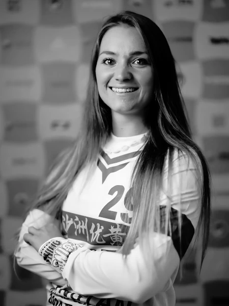 Photo de Cindy Robert avec le drapeau Suisse lors de la finale 2024 du circuit Wingfoil Racing.